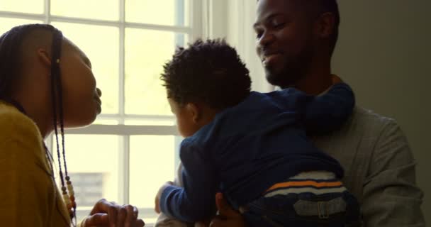 Frontansicht Eines Jungen Schwarzen Vaters Der Sein Baby Einem Komfortablen — Stockvideo