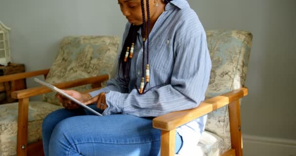 Μερική Άποψη Του Νεαρή Μαύρη Γυναίκα Χρησιμοποιώντας Ψηφιακό Tablet Στο — Αρχείο Βίντεο