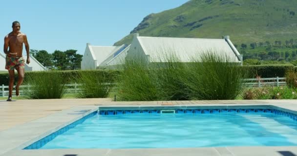 Jeune Homme Noir Sautant Dans Piscine Station Amuse Par Une — Video