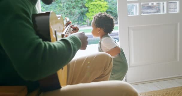 Vista Lateral Jovem Pai Negro Tocando Guitarra Sentado Cadeira Uma — Vídeo de Stock