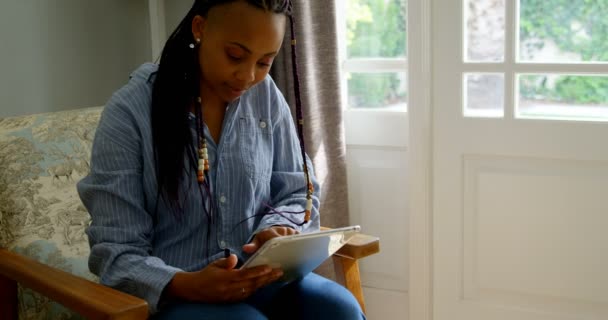 Vista Frontal Una Joven Mujer Negra Usando Tableta Digital Sala — Vídeo de stock