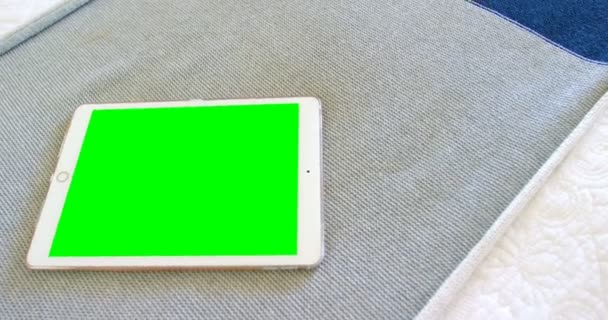 Nahaufnahme Eines Digitalen Tablets Auf Dem Heimischen Tisch Green Screen — Stockvideo