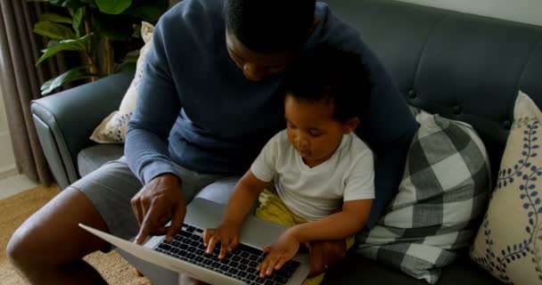 Visão Ângulo Alto Pai Preto Jovem Filho Usando Laptop Sala — Vídeo de Stock