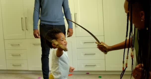 Vista Lateral Joven Madre Negra Hijo Jugando Con Espadas Juguete — Vídeo de stock