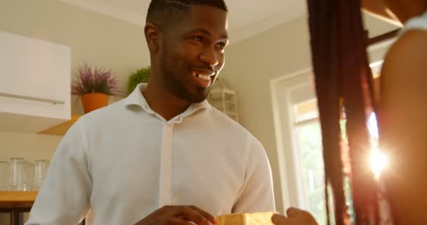Вид Спереду Молодого Чорного Батька Посміхаючись Дивлячись Сина Кухні Комфортного — стокове відео