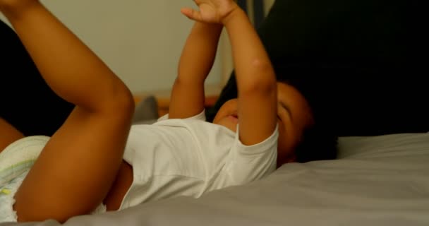 Primer Plano Del Padre Negro Jugando Con Hijo Cama Dormitorio — Vídeo de stock