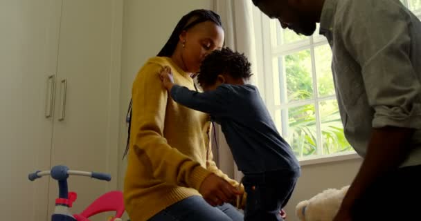 Vista Lateral Jovens Pais Negros Brincando Com Seu Bebê Uma — Vídeo de Stock