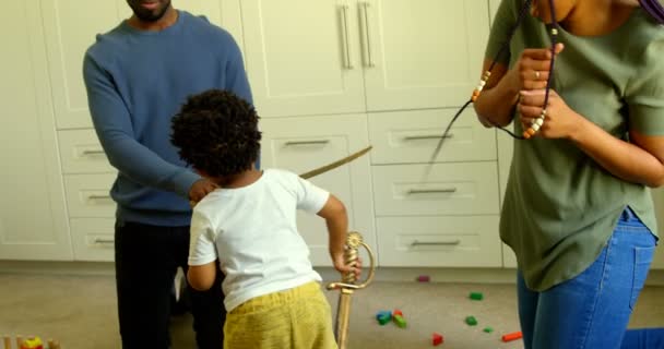 Genç Siyah Baba Oğul Rahat Bir Oyuncak Kılıç Ile Oynarken — Stok video