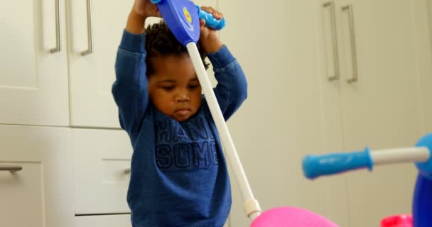 Vista Frontal Lindo Niño Negro Jugando Una Casa Cómoda Está — Vídeos de Stock