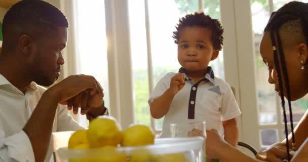 Vista Frontal Jovem Família Negra Ter Comida Mesa Jantar Cozinha — Vídeo de Stock