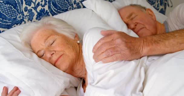 Kaukasische Senioren Paar Schlafend Auf Dem Bett Schlafzimmer Hause Bequem — Stockvideo