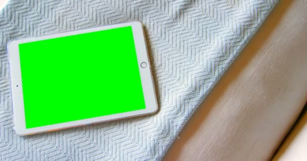 在家中桌上的数字平板电脑特写镜头 数字平板电脑4K 上的绿色屏幕 — 图库视频影像