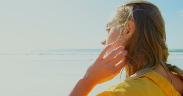Πίσω Όψη Από Νεαρή Γυναίκα Καυκάσιος Χαλαρώνοντας Στην Παραλία Στοχαστικός — Αρχείο Βίντεο