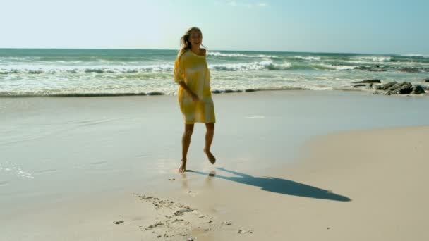 Mujer Caucásica Joven Bailando Playa Ella Sonríe Divierte — Vídeos de Stock