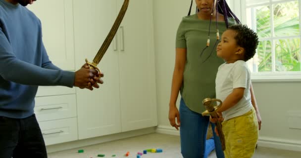 Вид Збоку Молодого Чорного Батька Сина Який Грає Іграшковими Мечами — стокове відео