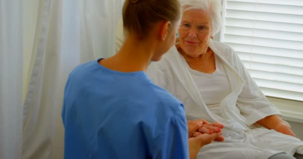 Medico Donna Caucasica Consolazione Donna Anziana Una Casa Confortevole Caucasico — Video Stock