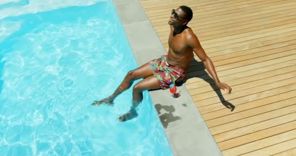 High Angle View Black Man Rlaaxing His Feet Swimming Pool — Stock Video