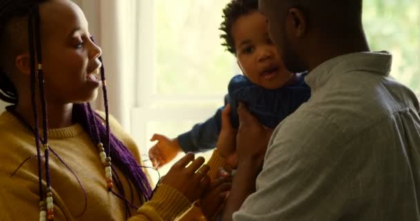 Вид Збоку Молодих Чорношкірих Батьків Які Тримають Дитину Комфортному Будинку — стокове відео