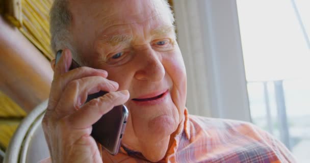Primo Piano Dell Anziano Caucasico Che Parla Cellulare Una Casa — Video Stock