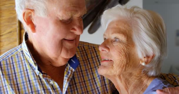 Yakın Çekim Yaşlı Beyaz Üst Düzey Bir Çift Birbirlerine Rahat — Stok video
