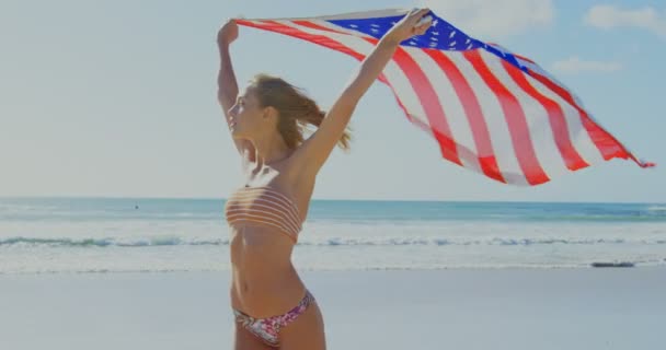 Kobieta Trzyma Amerykańską Flagę Plaży Flaga Amerykańska Fruwające Jej Rękach — Wideo stockowe