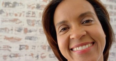 Olgun siyah kadın rahat bir ev kamera bakarak önden görünümü. Gülümseyen Olgun kadın 4k Close-Up