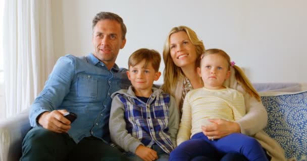 Vista Frontal Familia Caucásica Sentada Sofá Viendo Televisión Hogar Cómodo — Vídeos de Stock