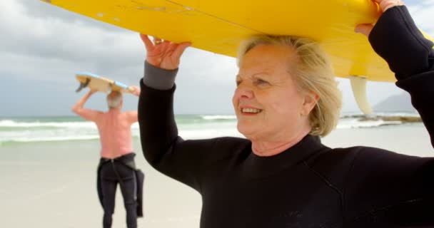 Närbild Gamla Kaukasisk Kvinna Som Bär Surfbrädor Hennes Huvud Stranden — Stockvideo