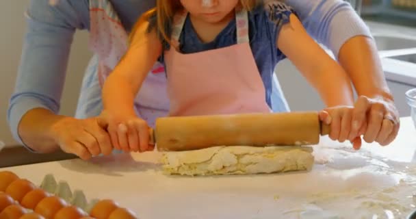 Vista Frontale Della Giovane Madre Figlia Caucasica Rotolamento Pasta Cucina — Video Stock