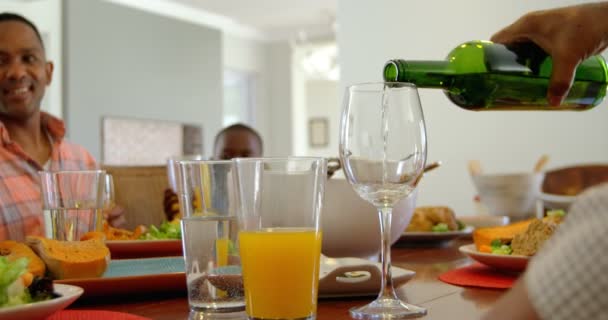 Senior Man Gieten Wijn Het Glas Van Wijn Eettafel Gezin — Stockvideo