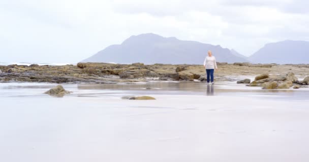 Vorderansicht Einer Alten Kaukasischen Seniorin Die Strand Spazieren Geht Schöner — Stockvideo