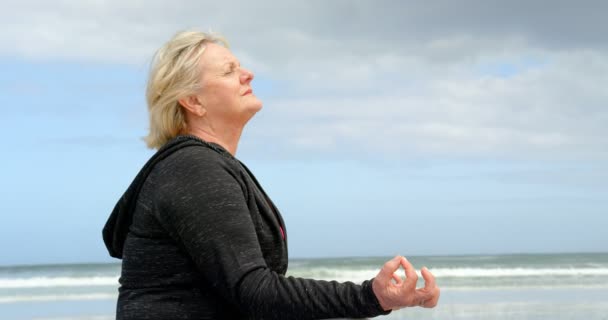 Side View Old Caucasian Woman Meditating Beach Beautiful Sea Calm — Stock Video