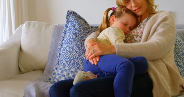 Widok Przodu Młodych Kaukaska Matka Córka Relaks Komfortowym Domu Kanapie — Wideo stockowe