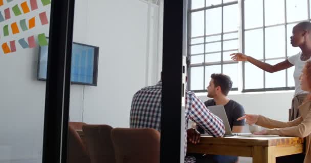 Vista Lateral Planejamento Equipe Negócios Mista Jovem Sentado Sala Reuniões — Vídeo de Stock