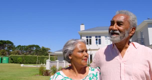 Vue Face Couple Noir Senior Marchant Ensemble Dans Jardin Par — Video