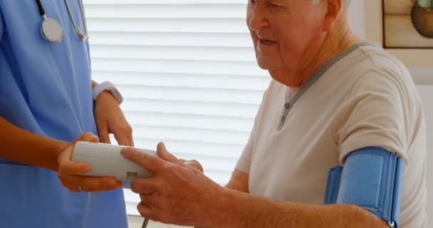 Vue Latérale Jeune Femme Médecin Caucasienne Montrant Lecture Pression Artérielle — Video