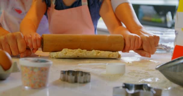 Genç Beyaz Anne Hamur Rahat Mutfakta Çalışırken Kızı Önden Görünümü — Stok video