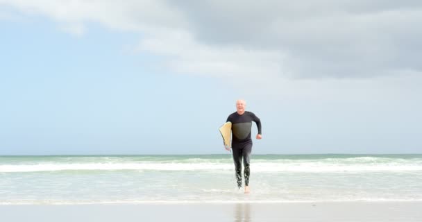 Vorderansicht Eines Alten Kaukasischen Älteren Mannes Der Mit Surfbrett Strand — Stockvideo