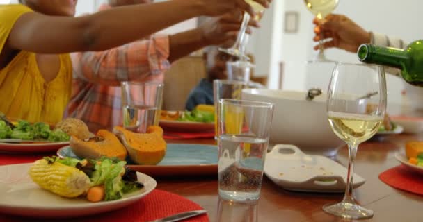 안락한 가정에서 식탁에 음식을 가족의 그들은 와인잔 토스트 — 비디오
