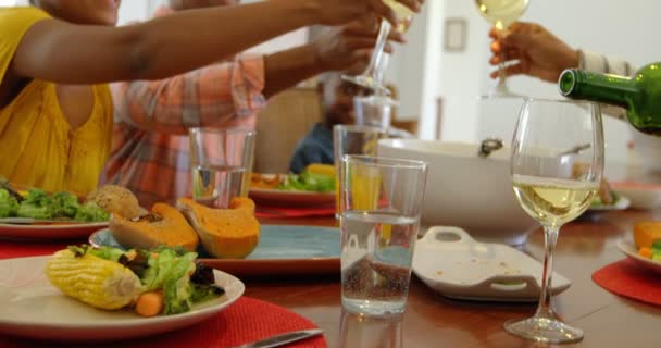 Vista Lateral Família Negra Várias Gerações Que Tem Comida Mesa — Vídeo de Stock