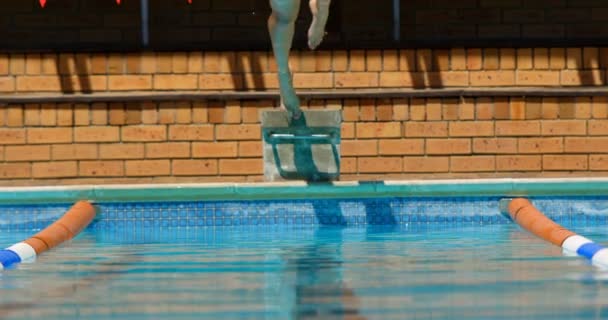 Låga Delen Man Redo Att Hoppa Poolen Mannen Som Simmar — Stockvideo