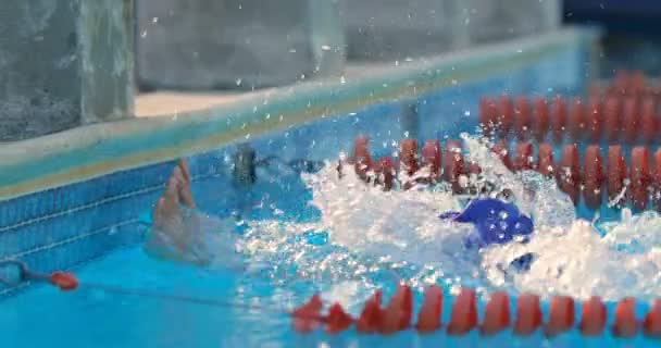 Zwemster Teleurgesteld Spatten Van Water Het Zwembad Zwemster Verliezen Race — Stockvideo