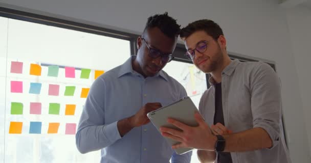 Vooraanzicht Van Jong Gemengd Ras Business Team Werken Digitale Tablet — Stockvideo