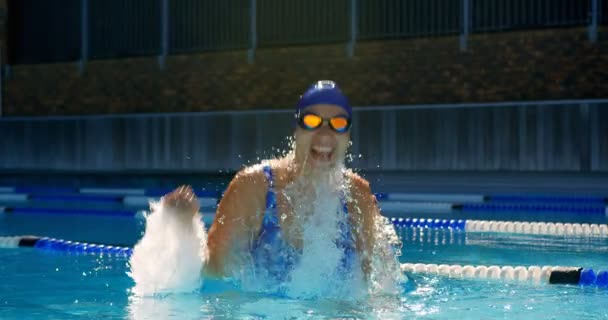 Opgewonden Zwemster Juichende Zwembad Gelukkig Zwemster Armen Omhoog Water — Stockvideo