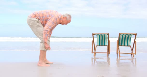 Sida Över Gamla Kaukasiska Senior Par Rullande Byxor Stranden Leende — Stockvideo