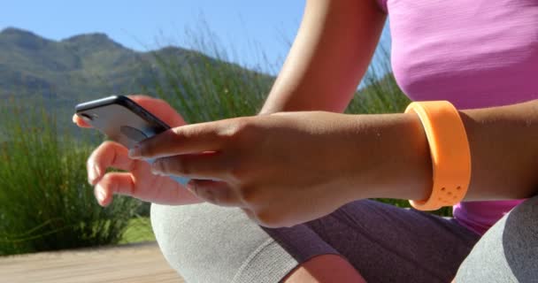 Mitte Abschnitt Der Jungen Frau Mit Dem Handy Einem Sonnigen — Stockvideo