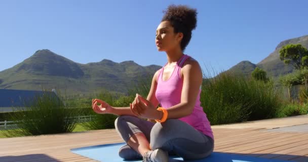 Vista Frontal Una Joven Bastante Mestiza Haciendo Yoga Patio Trasero — Vídeos de Stock