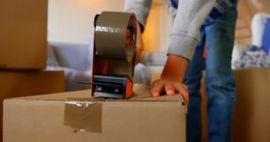 Rahat bir ev karton kutu ambalaj çocuk orta bölümü. O kaseti silah 4 k kullanıyor