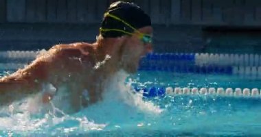 Genç erkek yüzücü içinde Kapalı Yüzme Havuzu. Kelebek stil 4 k pratik adam