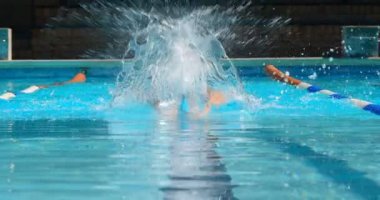 Bayan yüzücü içinde Kapalı Yüzme Havuzu. Su altında 4 k Yüzme kadın